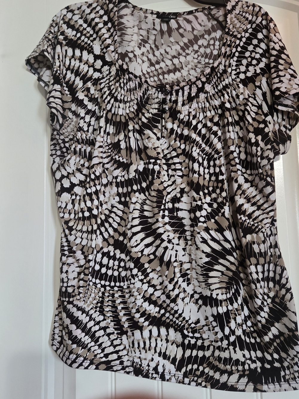 East 5th Short Sleeve Scoop Neck Abstract Print Top in Black and Cream